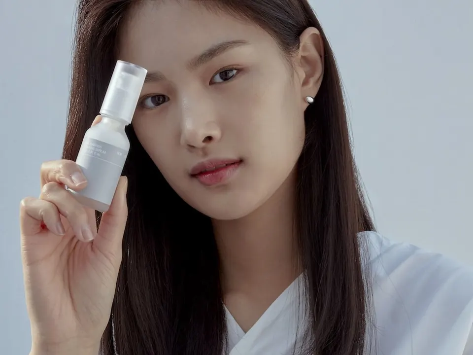 Modelo con el sérum Dual Barrier de Celimax