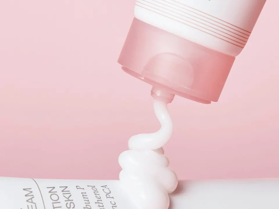 Crema Oil Control de Celimax saliendo del tubo
