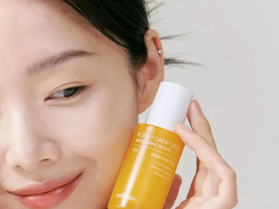 Modelo sosteniendo el sérum Pore+Dark Spot de Celimax